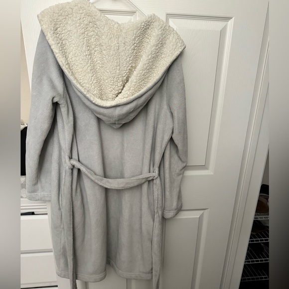 Victoria secret robe - Picture 2 of 3